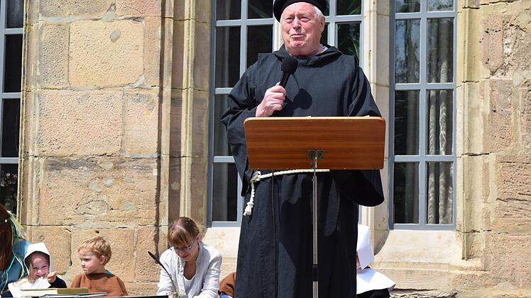 Der Mönch Harald Tischer erzählt den Gästen, wie das Leben der Mönche auf dem Kloster Mönchröden war. Foto: Daniela Pondelicek