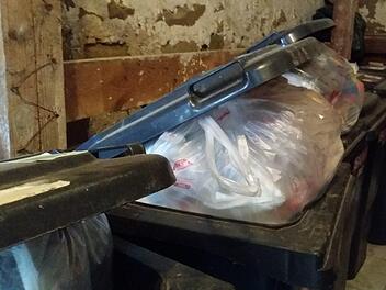 Die Restmülltonnen werden regelmäßig von der Müllabfuhr geleert. Dass darin auch Verpackungsmüll entsorgt wird, der in die gelbe Tonne beziehungsweise zum Wertstoffhof gehört, ist keine große Überraschung. Foto: Andreas Lösch