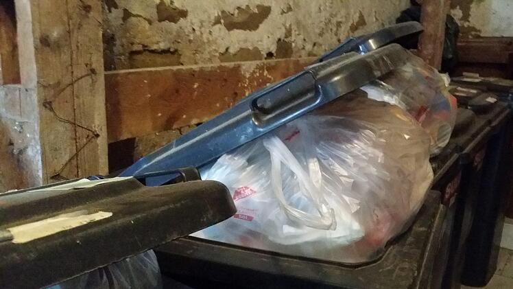 Die Restmülltonnen werden regelmäßig von der Müllabfuhr geleert. Dass darin auch Verpackungsmüll entsorgt wird, der in die gelbe Tonne beziehungsweise zum Wertstoffhof gehört, ist keine große Überraschung. Foto: Andreas Lösch