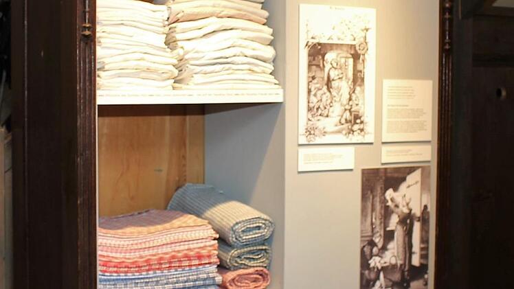 Das war einst der Stolz eines jungen Mädchens: fein säuberlich präsentiertes Leinen für den Kammerwagen Foto: Evi Seeger