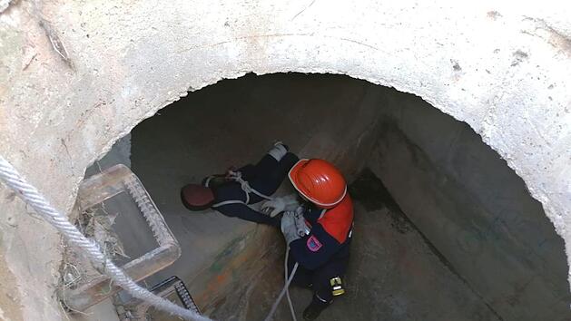 Jemanden aus der Tiefe retten? Kein Problem f&uuml;r die Feuerwehrjugend, die bei einer 24-Stunden-&Uuml;bung allerlei Aufgaben l&ouml;sen musste. Foto: Gabi Sell