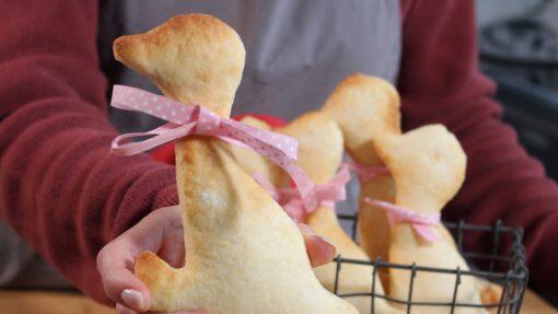 S&uuml;&szlig;e Martinsg&auml;nse aus Quark-&Ouml;l-Teig