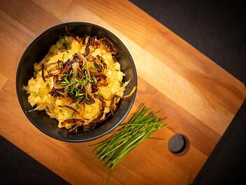 Cremige Käsespätzle mit Röstzwiebeln