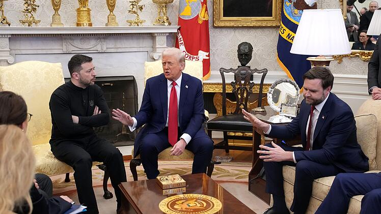 Am 28. Februar 2025 brüskierten Donald Trump (Mitte) und J.D. Vance (rechts) den ukrainischen Präsidenten Wolodymyr Selenskyj vor den Augen der Weltöffentlichkeit im Oval Office.