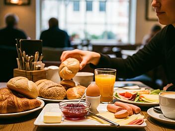 Ein ausgiebiges Frühstück in einem Café.