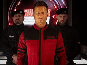 "The Running Man" Der verzweifelte Ben Richards (Glen Powell, Mitte) stellt sich dem Spiel um Leben und Tod.