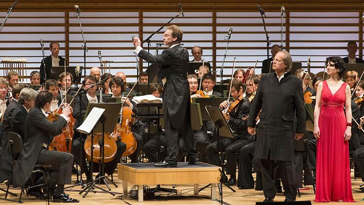 "Rheingold"-Szene mit (von rechts) Elisabeth Kulman als Fricka, Albert Dohmen als Wotan, Jonathan Nott und dem Orchester Foto: Michael Trioppel Michael Trippel/KKL Luzern