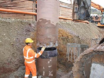 14 Meter tief bohrt dieser Spezial-Bagger Löcher in den Untergrund: In jedes einzelne Loch passen ein riesiger Eisenkorb und neuneinhalb Kubikmeter Beton. Fotos: Ralf Ruppert