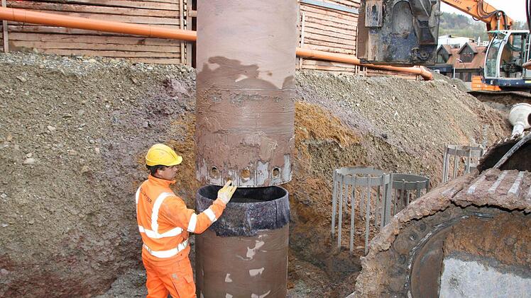 14 Meter tief bohrt dieser Spezial-Bagger Löcher in den Untergrund: In jedes einzelne Loch passen ein riesiger Eisenkorb und neuneinhalb Kubikmeter Beton. Fotos: Ralf Ruppert