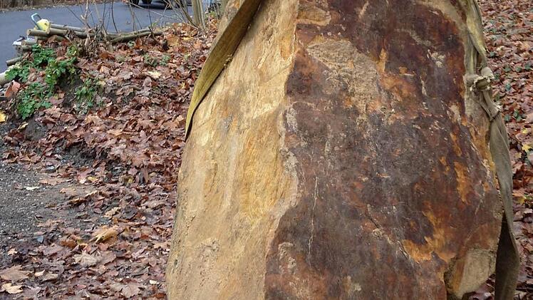 Der Findling steht am Fuß der neuen Straße nahe der Gaststätte "Zum Paul".