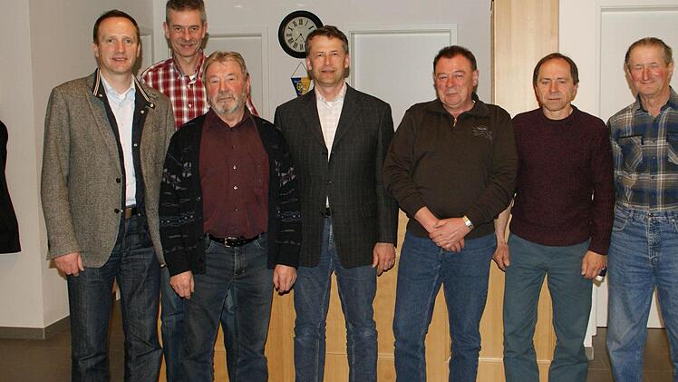 Vorsitzender Reiner Väth (Mitte) vom Amt für ländliche Entwicklung überreichte die Dankesurkunden an den örtlichen Beauftragten Günther Hofmann (Dritter von links) und seinen Vorstand.