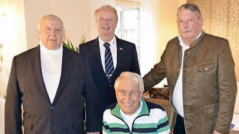 Bürgermeister Christian Mrosek, Vdk-Kreisvorsitzender Heinz Wittmann und VdK Ortsverbandsvorsitzender Edgar Hoh (von rechts) gratulieren Ehrenvorstand Heinz Schneider (sitzend) zu 65 Jahren Mitgliedschaft.  Foto: Thomas Micheel