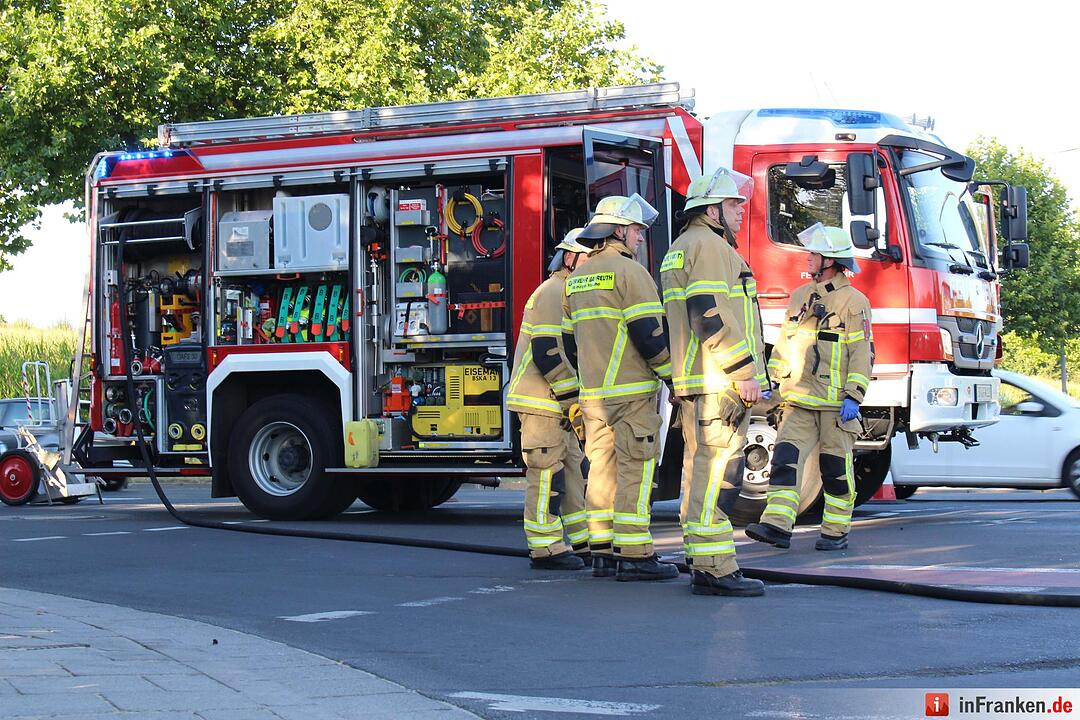 Frontalcrash zweier Pkw im Kreuzungsbereich - Beide Fahrerinnen schwer verletzt