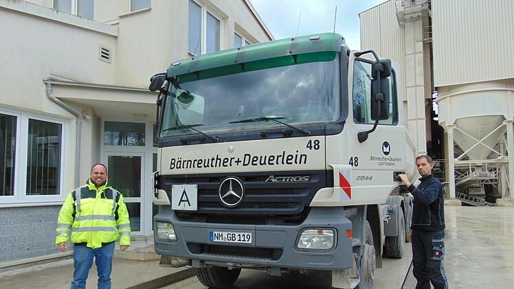 Betriebsleiter Frank Eichler schickt Fahrer Markus mit einem beladenen Lkw auf die Fahrt. Foto: Petra Malbrich