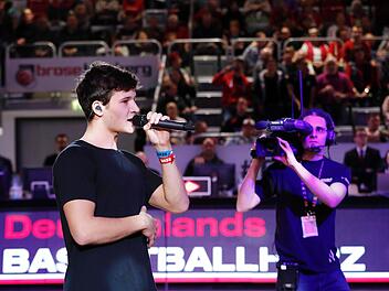 Wincent Weiss sang drei Lieder am Donnerstagabend von seinem am 14. April erscheinenden Album "Irgendwas gegen der Stille" in der Pause im Spiel Brose Bamberg - Maccabi Tel Aviv. Foto: Daniel Löb