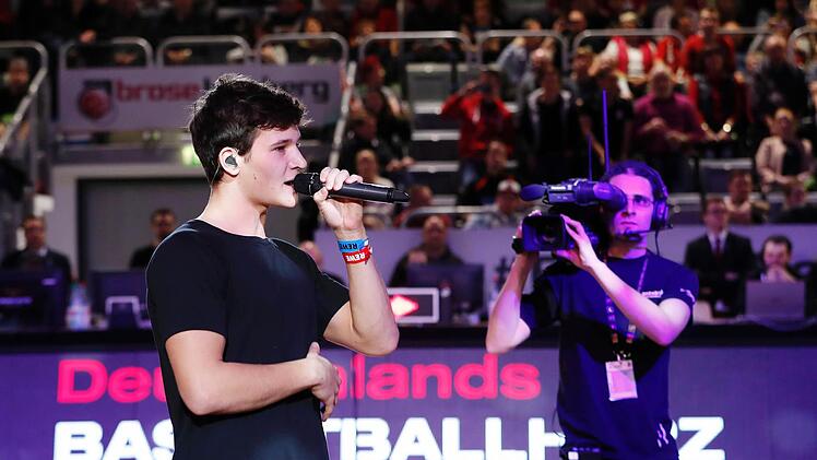 Wincent Weiss sang drei Lieder am Donnerstagabend von seinem am 14. April erscheinenden Album "Irgendwas gegen der Stille" in der Pause im Spiel Brose Bamberg - Maccabi Tel Aviv. Foto: Daniel Löb
