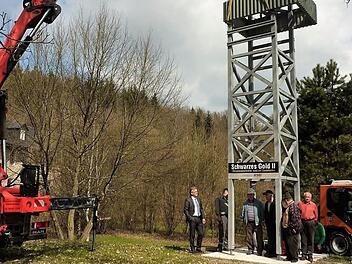 Dank einer ehrenamtlichen Initiative haben die Stockheimer wieder einen acht Meter hohen Förderturm. Links im Hintergrund die Rentei. Foto: Gerd Fleischmann