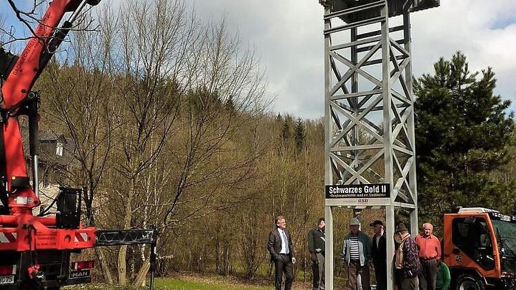 Dank einer ehrenamtlichen Initiative haben die Stockheimer wieder einen acht Meter hohen Förderturm. Links im Hintergrund die Rentei. Foto: Gerd Fleischmann