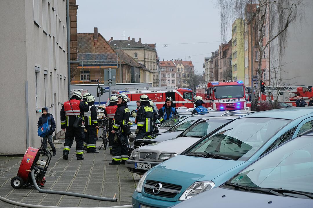 Feuerwehr rettet Mann aus brennendem Wohnhaus in Nürnberg