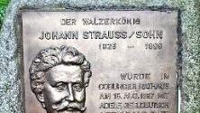 Dieser Gedenkstein am Rand des Coburger Rosengartens erinnert an den Aufenthalt des Walzerkönigs im Jahr 1887 in der Vestestadt. Foto: Archiv/Jochen Berger