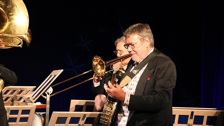 Die Frankfurt Swing All Stars standen zum ersten Mal mit dem Bad Kissinger Kurorchester auf der Bühne. Foto: Ralf Ruppert