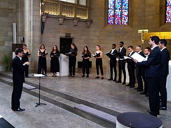 Hohe Schule des a-cappella-Gesangs: Der Kammerchor der Universität Straßburg unter der Leitung von Cyril Pallaud beeindruckte bei seinem Gastspiel in St. Augustin in Coburg.Foto: Jochen Berger