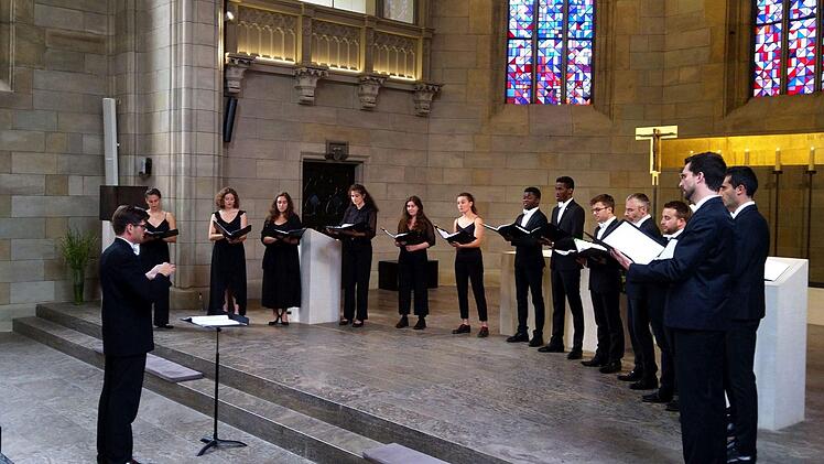Hohe Schule des a-cappella-Gesangs: Der Kammerchor der Universität Straßburg unter der Leitung von Cyril Pallaud beeindruckte bei seinem Gastspiel in St. Augustin in Coburg.Foto: Jochen Berger