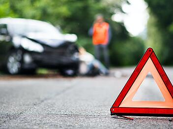 Der Sportwagen des Vaters ist Schrott, der 20-J&auml;hrige wurde zum Gl&uuml;ck nur leicht verletzt (Symbolbild).