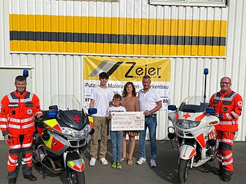 Eine Spende in Höhe von 700 Euro hat das Malergeschäft Zeier aus Oberleichtersbach anlässlich des eigenen 70-jährigen Firmenjubiläums an die Motorradstaffel des Bayerischen Roten Kreuzes, Kreisverband Bad Kissingen, übergeben. Foto: Sebastian Schmitt