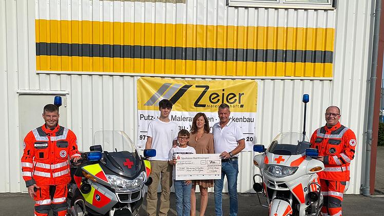 Eine Spende in Höhe von 700 Euro hat das Malergeschäft Zeier aus Oberleichtersbach anlässlich des eigenen 70-jährigen Firmenjubiläums an die Motorradstaffel des Bayerischen Roten Kreuzes, Kreisverband Bad Kissingen, übergeben. Foto: Sebastian Schmitt