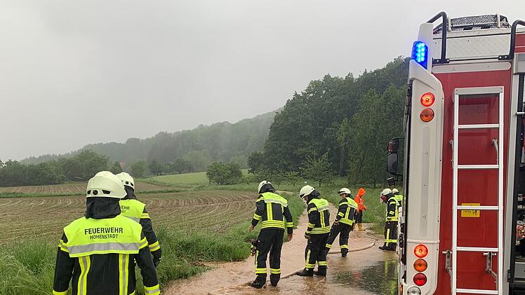 Starkregen in Hersbrucker Schweiz hält Feuerwehren auf Trab - Straßen überflutet