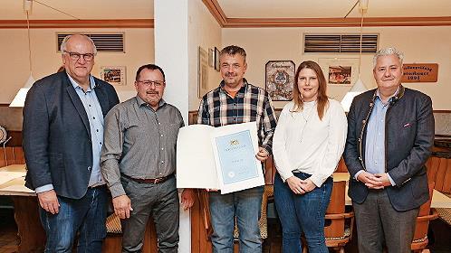 Sind stolz auf die besondere Auszeichnung (v.l.): HWK-Hauptgeschäftsführer Reinhard Bauer, HWK-Vizepräsident Harald Sattler, Dominik Grau mit seiner Frau und HWK-Präsident Matthias Graßmann.