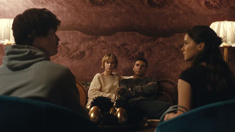 In Staffel 2 von "Beef" (Netflix) eskaliert erneut ein Streit - dieses Mal zwischen zwei P&auml;rchen, von links: Charles Melton, Carey Mulligan, Oscar Isaac und Cailee Spaeny.