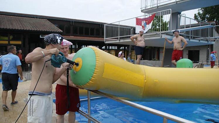 Ein bisschen schlapp machte der Doggy der Wasserwacht nach dem Vorlauf und so musste nachgefüllt werden.