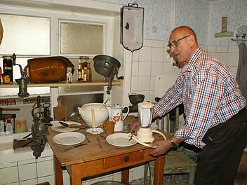 Aus dem Wasserhahn und nicht aus der Steckdose, kommt die Kraft, die diesen Küchenmixer aus den 1950er- Jahren antreibt. Walter Heil, Vorstandsmitglied des Heimatmuseums, demonstrierte am Sonntag beim Museumsfest die genial einfache Funktionsweise. Fotos: Sabine Weinbeer