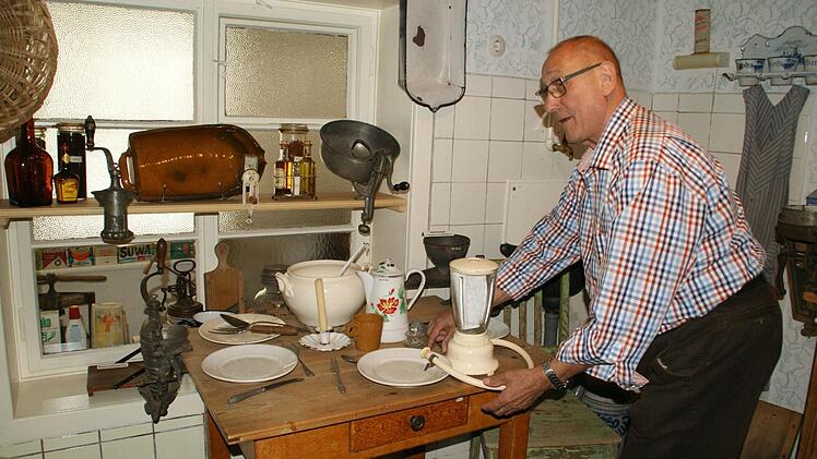 Aus dem Wasserhahn und nicht aus der Steckdose, kommt die Kraft, die diesen Küchenmixer aus den 1950er- Jahren antreibt. Walter Heil, Vorstandsmitglied des Heimatmuseums, demonstrierte am Sonntag beim Museumsfest die genial einfache Funktionsweise. Fotos: Sabine Weinbeer