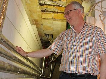 Pfarrer Rolf Dieling ist froh, dass endlich saniert wird. Der Keller des Pfarrhauses hat eine Stabilisierung dringend nötig. Fotos: Sonja Adam