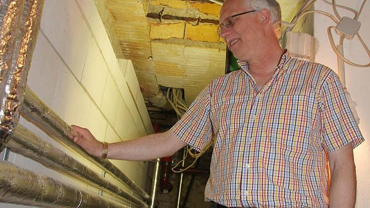 Pfarrer Rolf Dieling ist froh, dass endlich saniert wird. Der Keller des Pfarrhauses hat eine Stabilisierung dringend nötig. Fotos: Sonja Adam