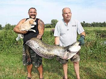 Kurz hinter Sterpersdorf in Richtung Weidendorf ging der Waller Rupert Kranner (r.) an den Haken. Markus Stenglein (l.) mit Dackelmischling Lucky als Größenvergleich. Foto: privat