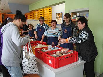 Prominenten Besuch hatten die Kulmbacher Tafel. Bundestagsabgeordnete Emmi Zeulner und Bürgermeister Frank Wilzok halfen den ehrenamtlichen Mitarbeitern bei der Lebensmittelausgabe. Foto: Sonja Adam