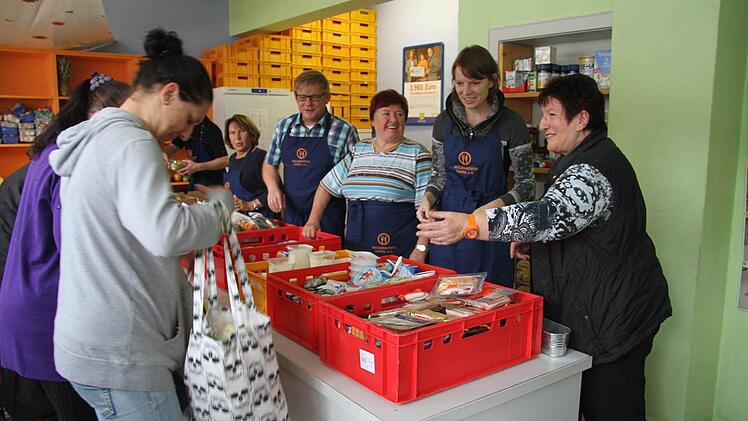 Prominenten Besuch hatten die Kulmbacher Tafel. Bundestagsabgeordnete Emmi Zeulner und Bürgermeister Frank Wilzok halfen den ehrenamtlichen Mitarbeitern bei der Lebensmittelausgabe. Foto: Sonja Adam