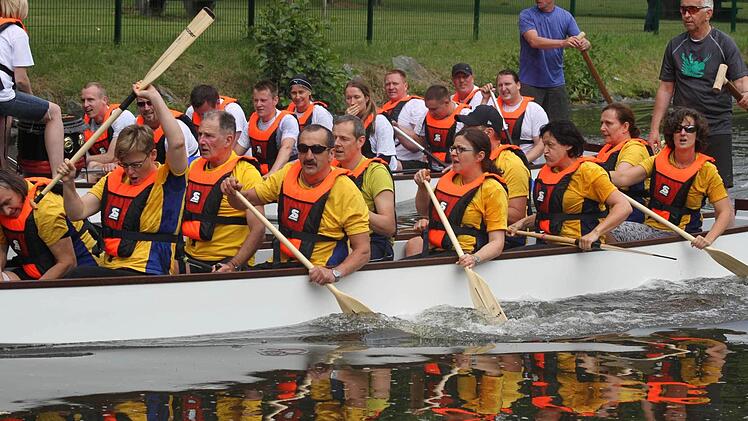 ... aber das Team vom Untreusee schnitzt auf dem Weißen Main nichts. Foto: Sonja Adam