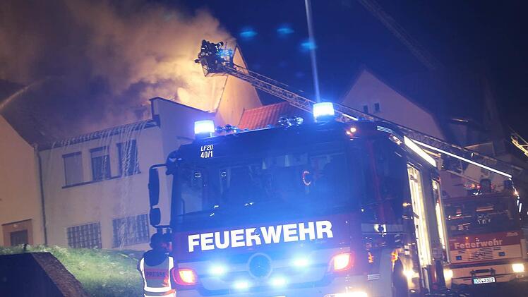 In Grub am Forst (Landkreis Coburg) brannte in der Nacht auf Montag ein Mehrfamilienhaus. Foto: Michael Stelzner