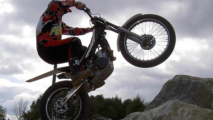 Klaus Herold aus Fölschnitz ist begeisterter Trial-Fahrer - und das, obwohl er sich beim Skifahren bereits einmal das Genick brach.