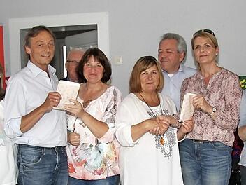 Petra Mauser überreicht die Spende an Pfarrer Oliver Schürrle, Rita Dankers an Gaby Richter und Sandra Wüstner an Pfarrer Helmut Hetzel.