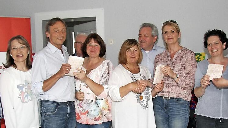 Petra Mauser überreicht die Spende an Pfarrer Oliver Schürrle, Rita Dankers an Gaby Richter und Sandra Wüstner an Pfarrer Helmut Hetzel.