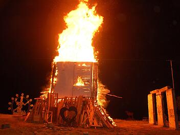 "Burning Book" nannte der Berliner Künstler Jimmy Fell seine Feuer-Installation, die er in diesem Jahr in Niederlauer inszenierte. Foto: Manfred Mellenthin