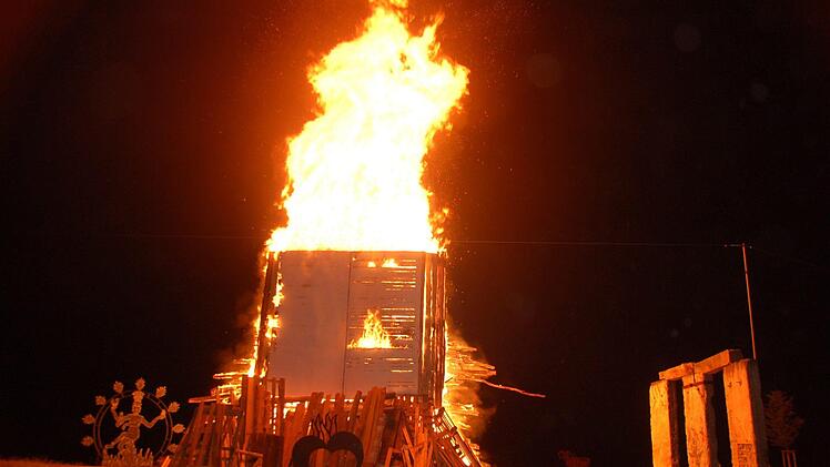 "Burning Book" nannte der Berliner Künstler Jimmy Fell seine Feuer-Installation, die er in diesem Jahr in Niederlauer inszenierte. Foto: Manfred Mellenthin