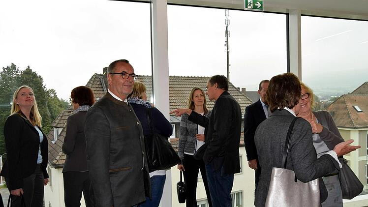 Das verglaste Mansardendach lässt den Blick über Bad Staffelsten frei.