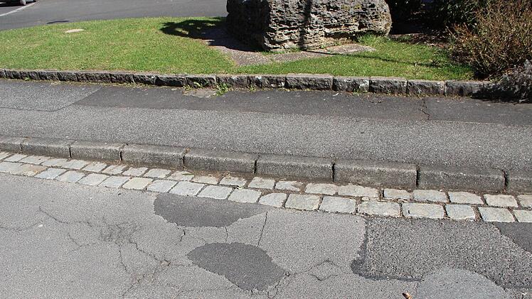 Straßenschäden an der KG 1 in Reichenbach.Heike Beudert